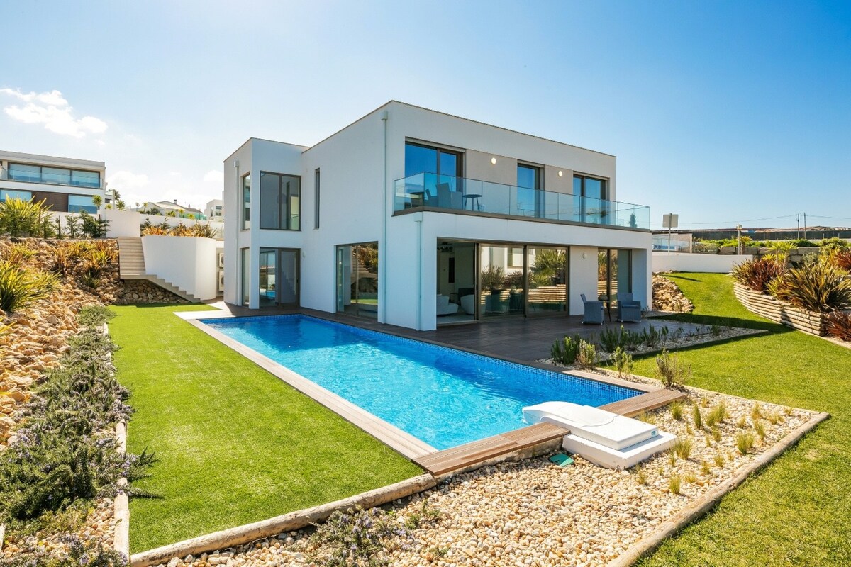 Luxury build villa with sea view