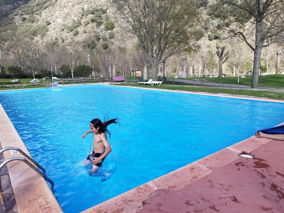 Habitación mixta con piscina, río y montaña