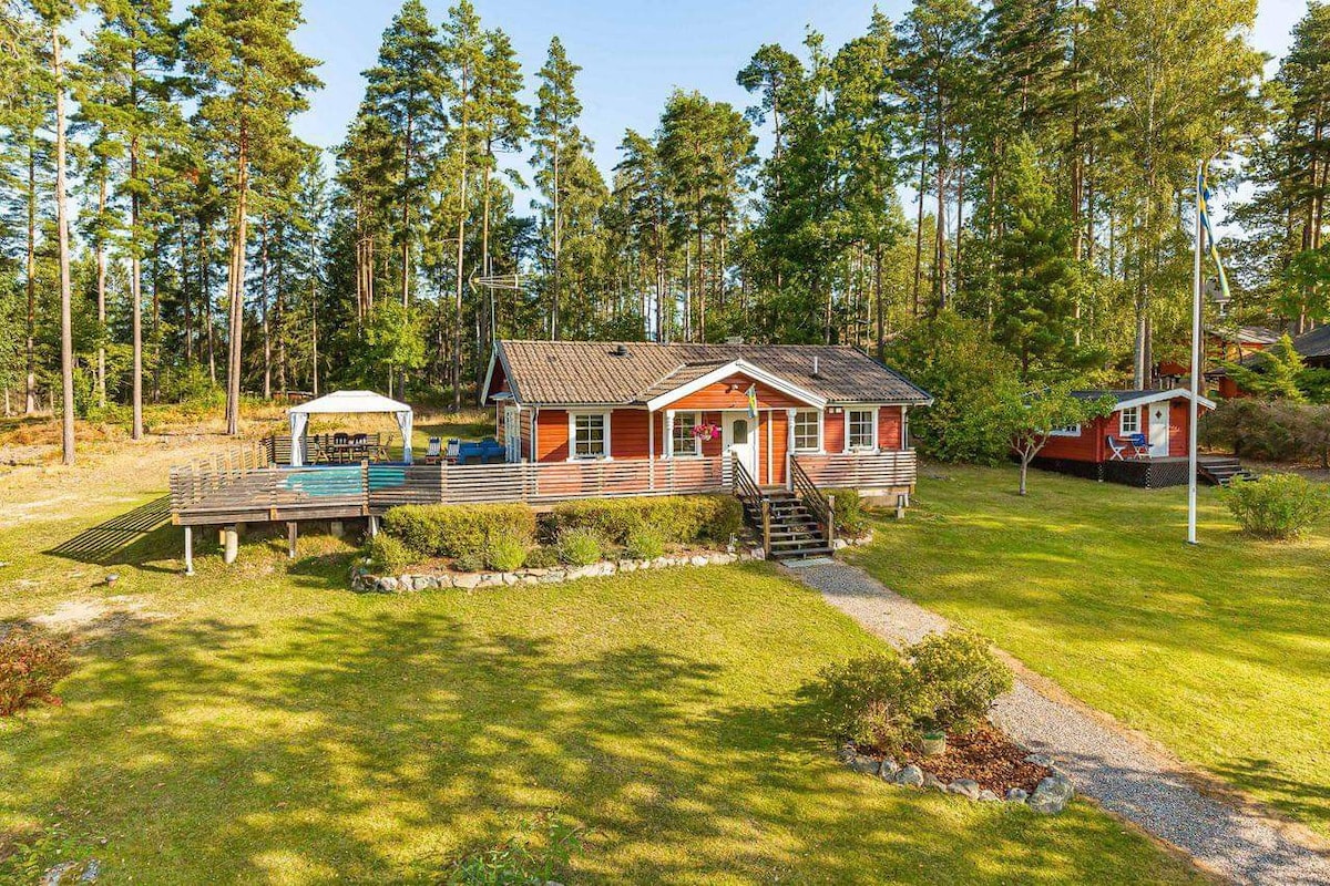 7 bäddars sommarhus med pool!