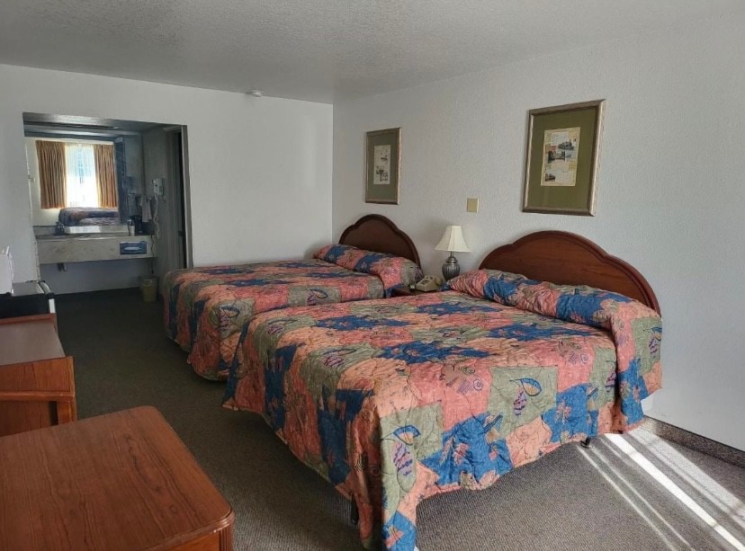 Entire Serviced 2 Queen Bed Hotel Room - Sallisaw