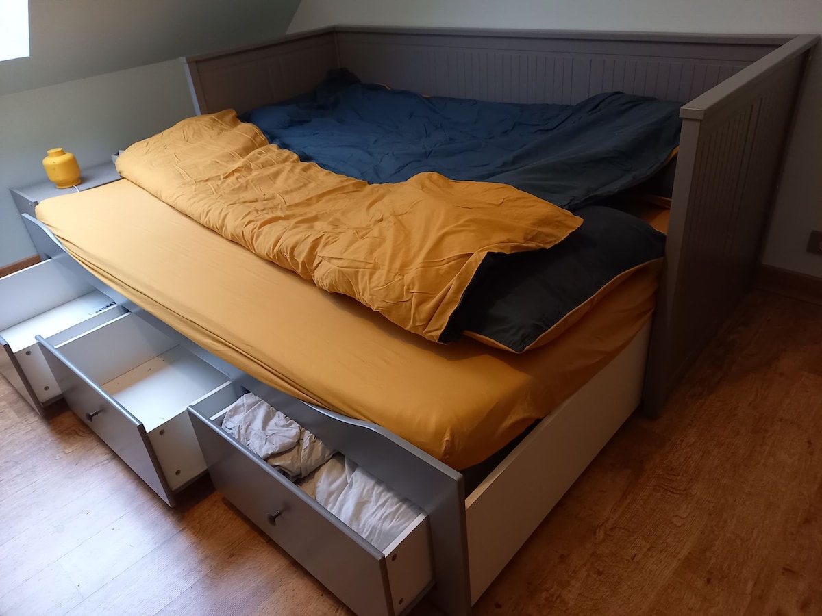 Chambre dans une maison en forêt