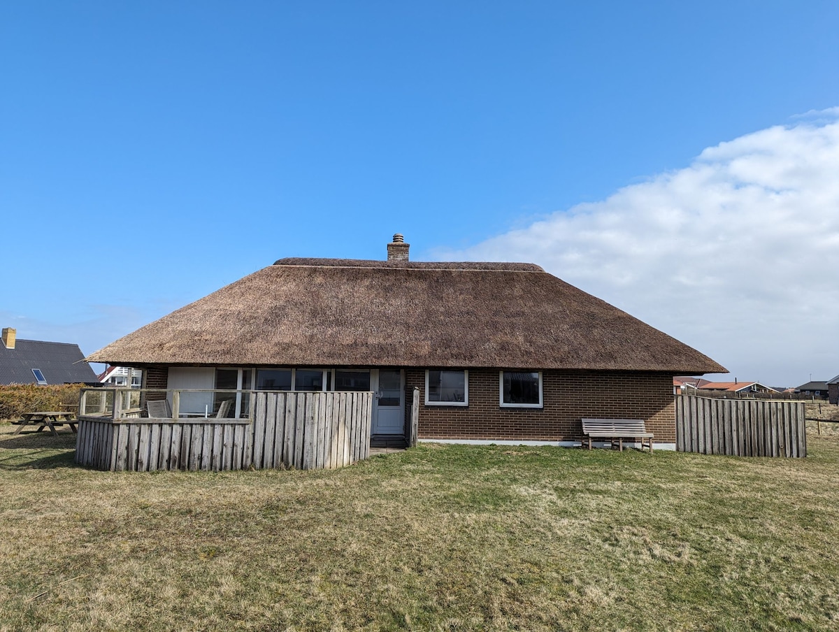 Stråtækt sommerhushygge ved Vesterhavet