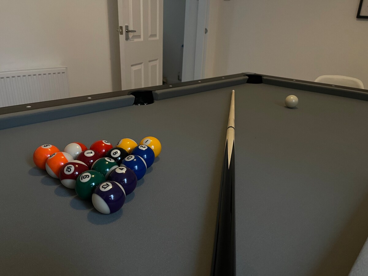 3 Bed  Home with Pool Table, Parking & Netflix