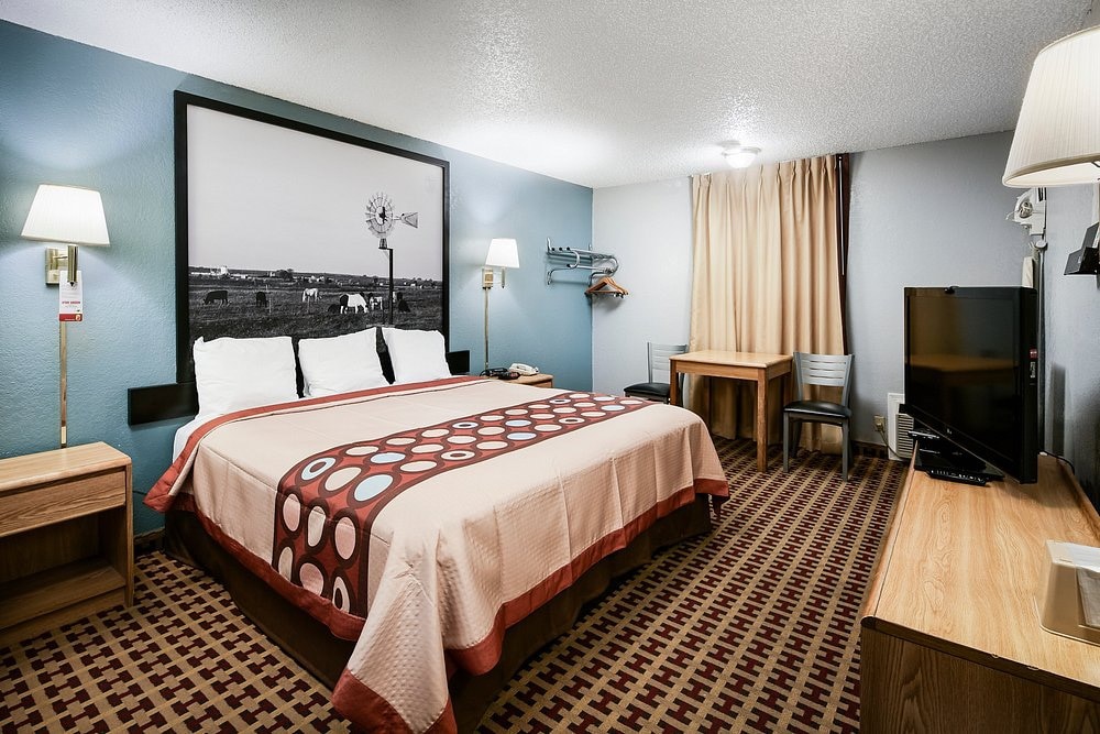 Entire Serviced King Bed Room: I-40 Elk City