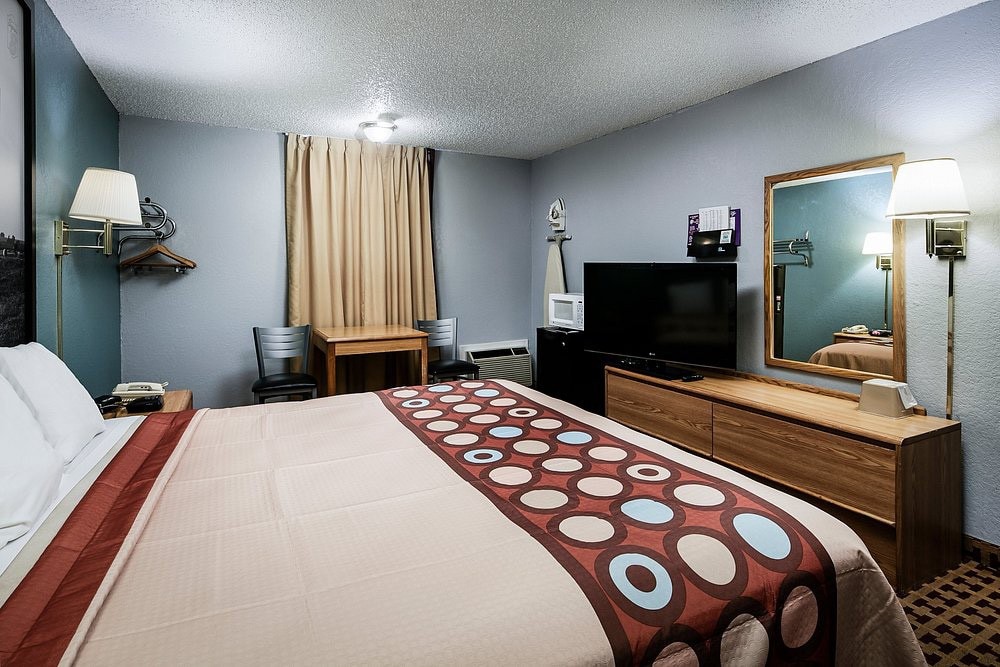 Entire Serviced King Bed Room: I-40 Elk City