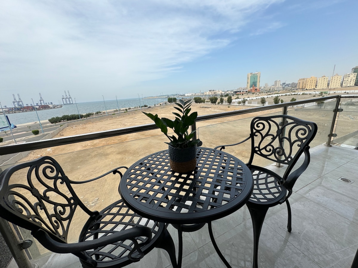 Luxurious 2-BR Apartment with A stunning Sea View!