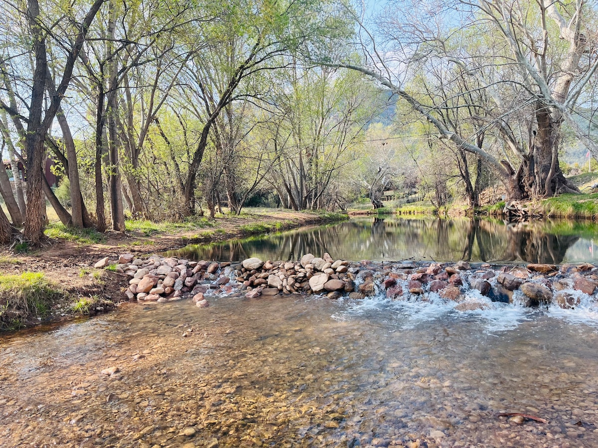 Rustic Riverside Cabin, King bed, Fishing, Hiking