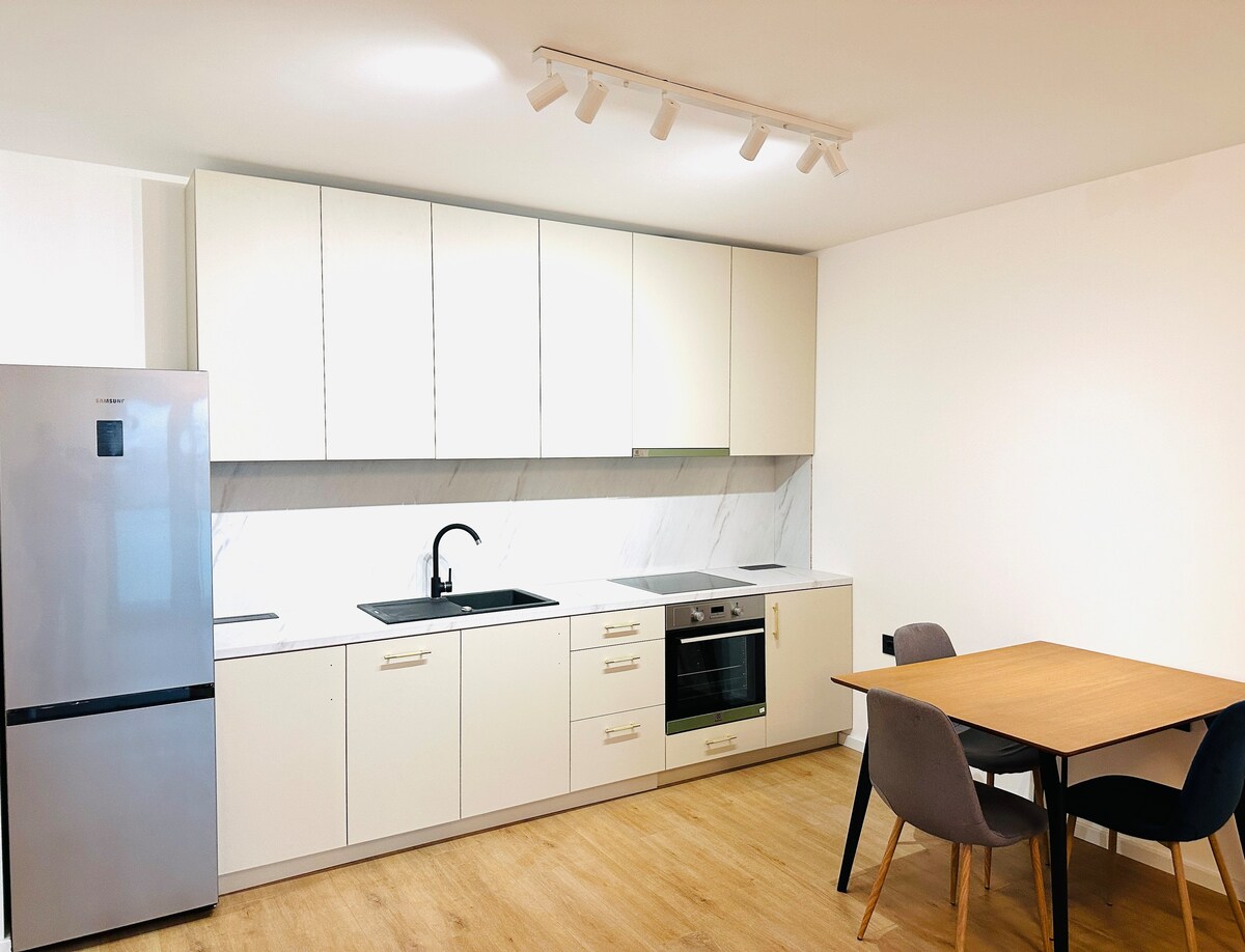Bel Dom -new spacious 2 rooms apartment & parking