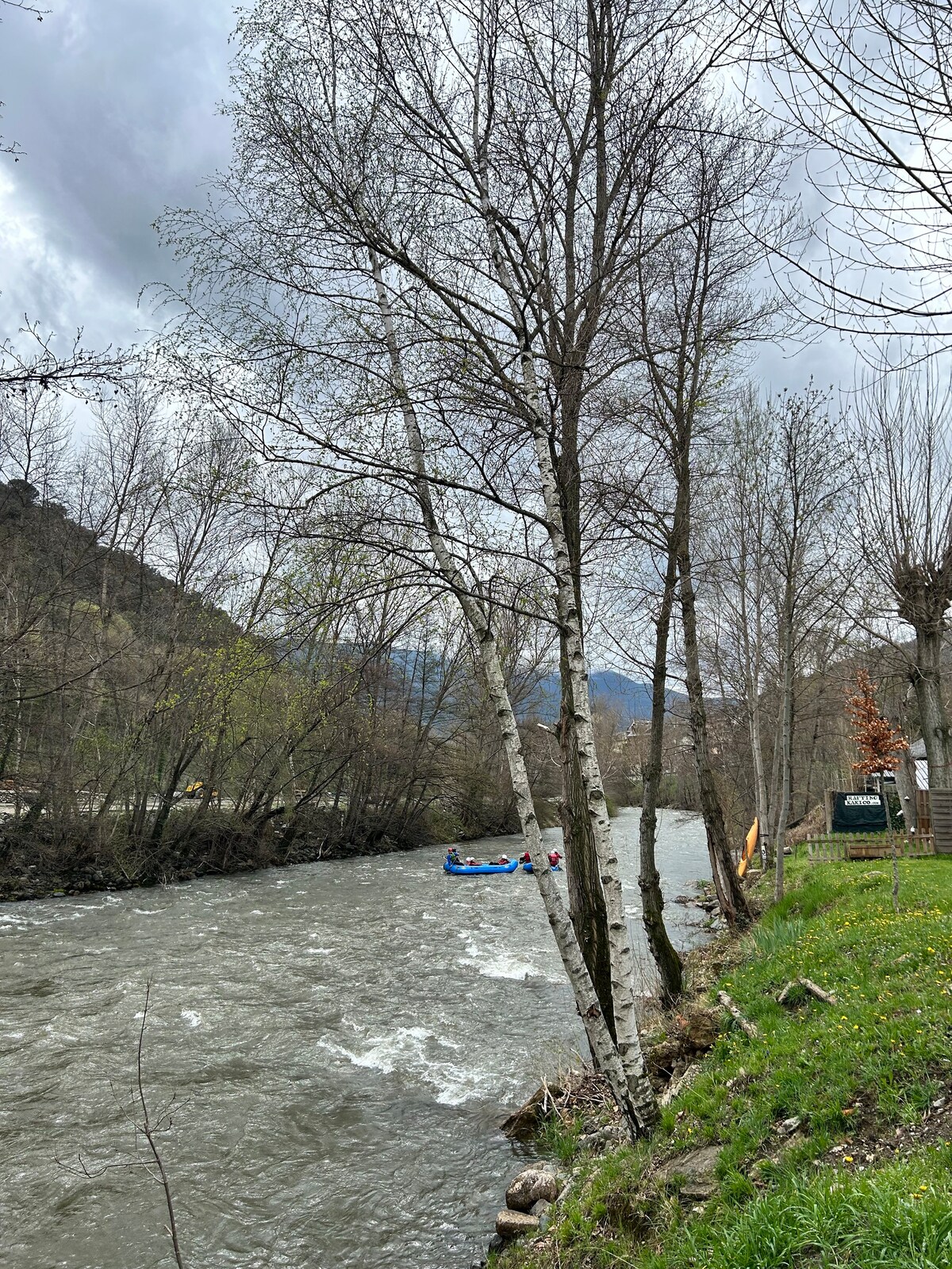 Parcela de camping en el río