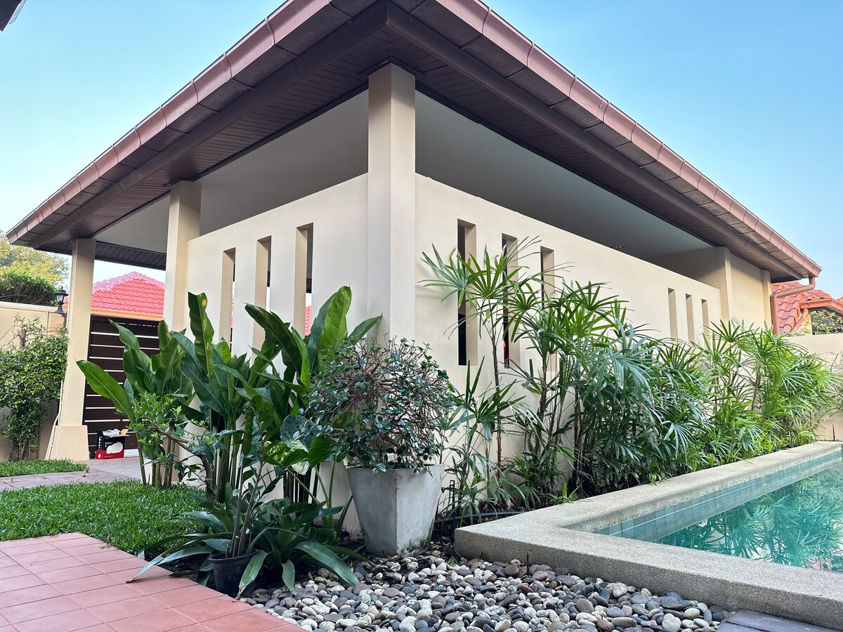 独栋泳池巴厘岛风格别墅