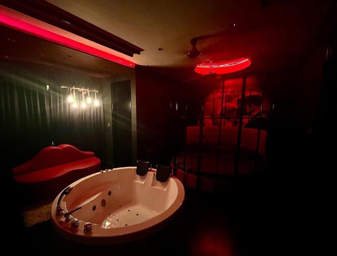 Red/black141+ jacuzzi +projector