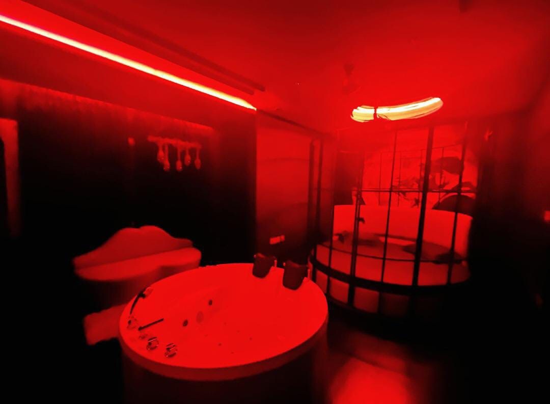 Red/black141+ jacuzzi +projector