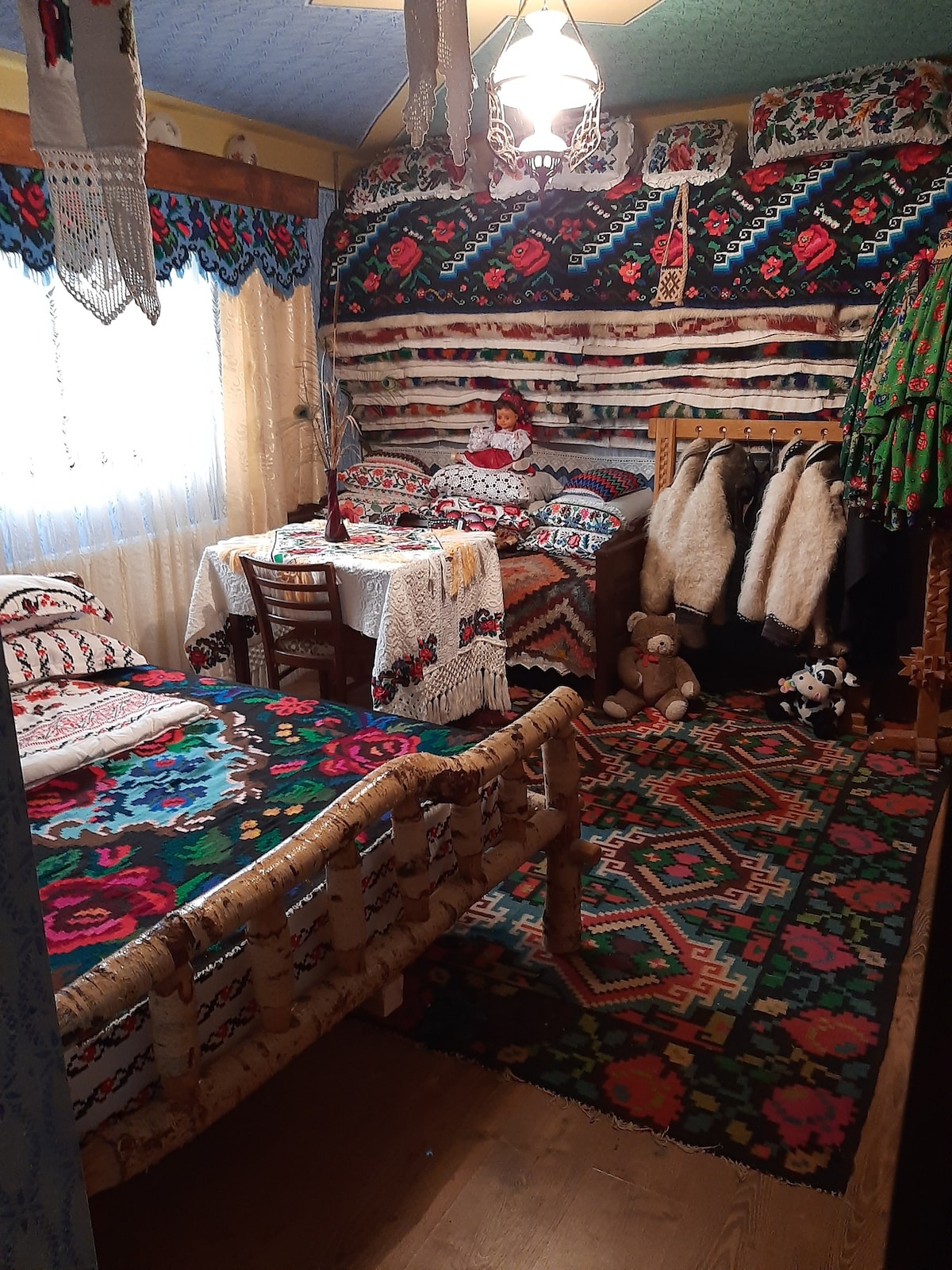 cameră tradițională Maramureș în pensiune