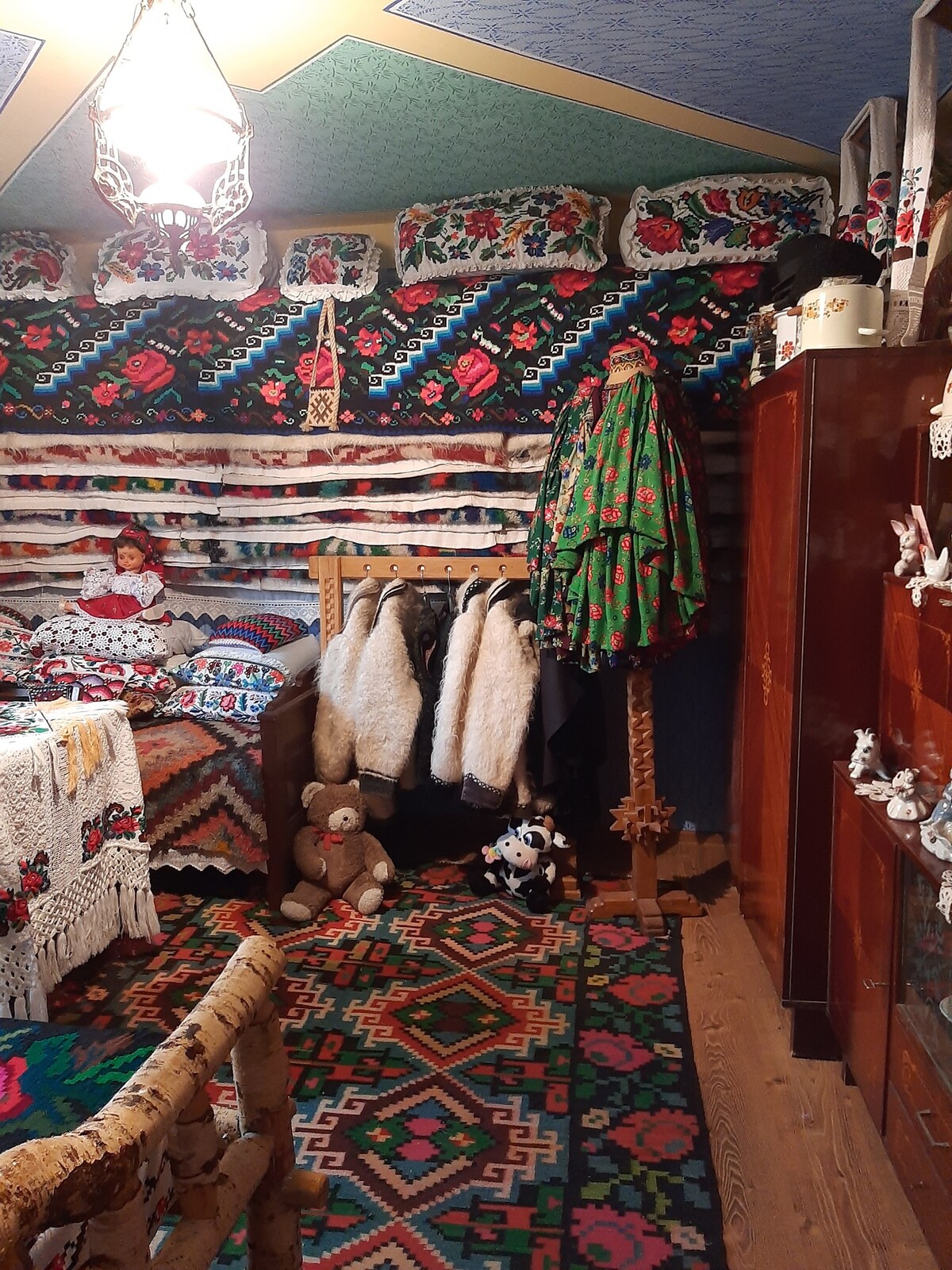 cameră tradițională Maramureș în pensiune
