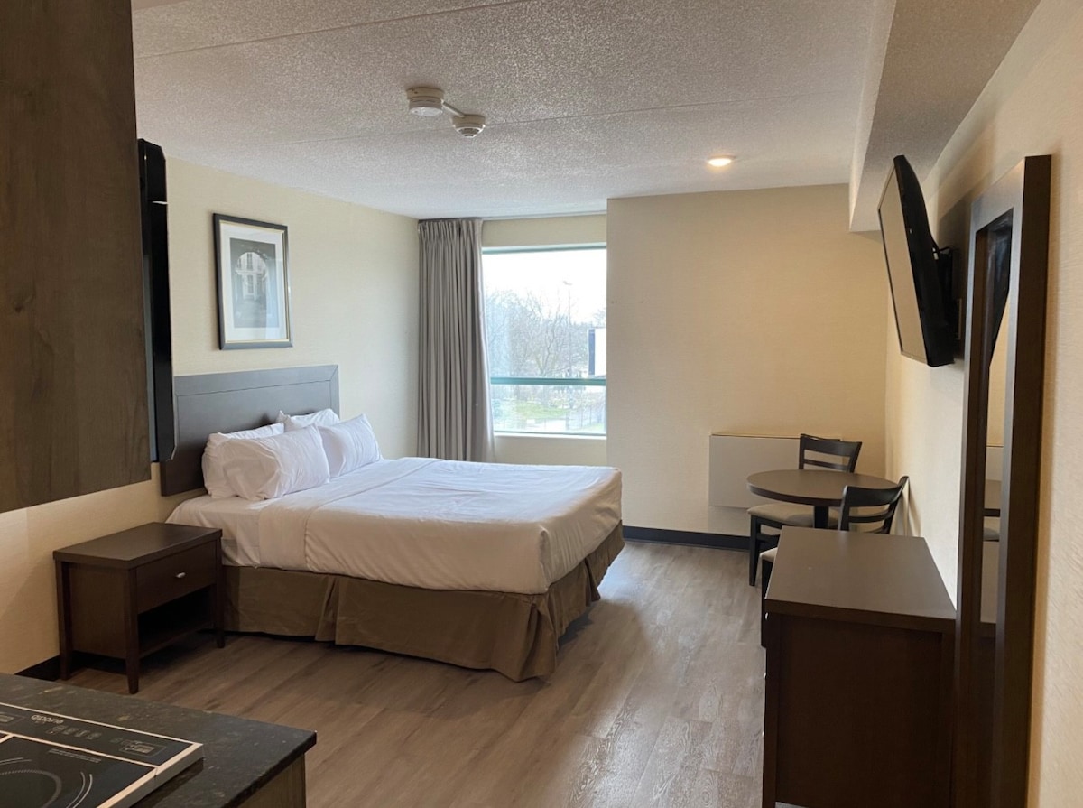 Room in Niagara Falls- 9 Min to Falls/Clifton Hill
