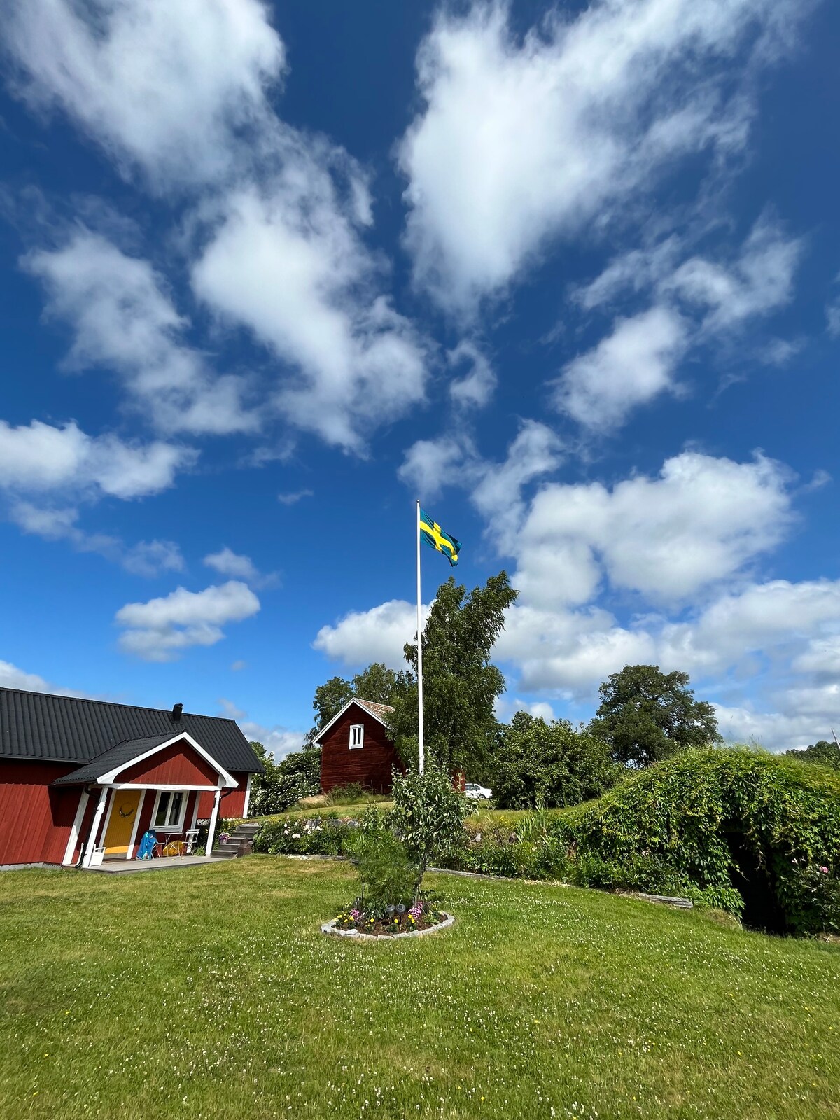 Lantliv utanför Norrtälje - Farfars hus i solen
