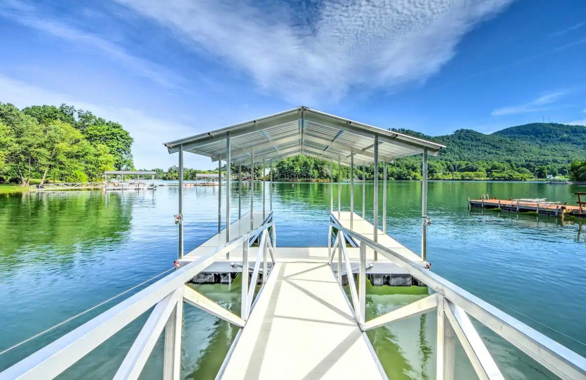 Luxury Lakefront Cottage on Chatuge Lake w/Dock