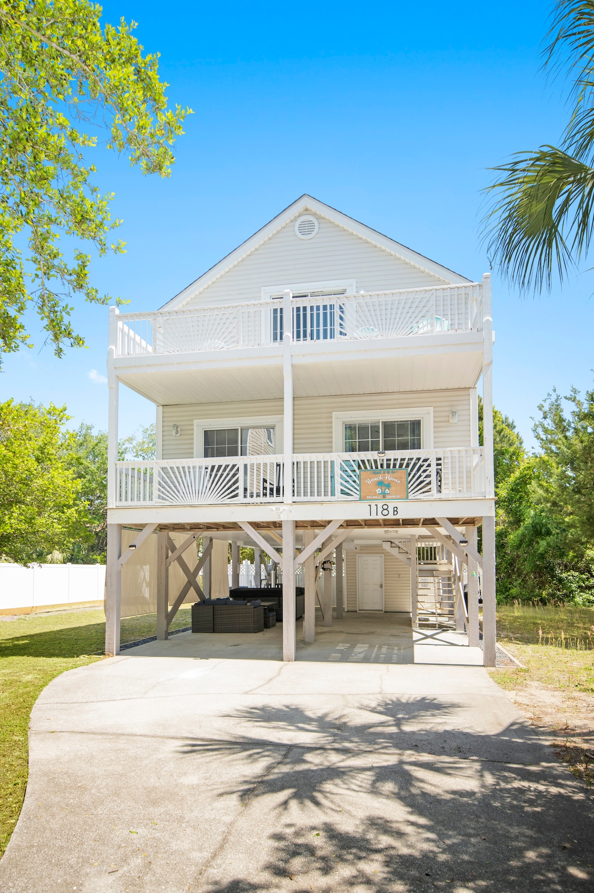 Private pool/hot tub, 1 min walk to beach!