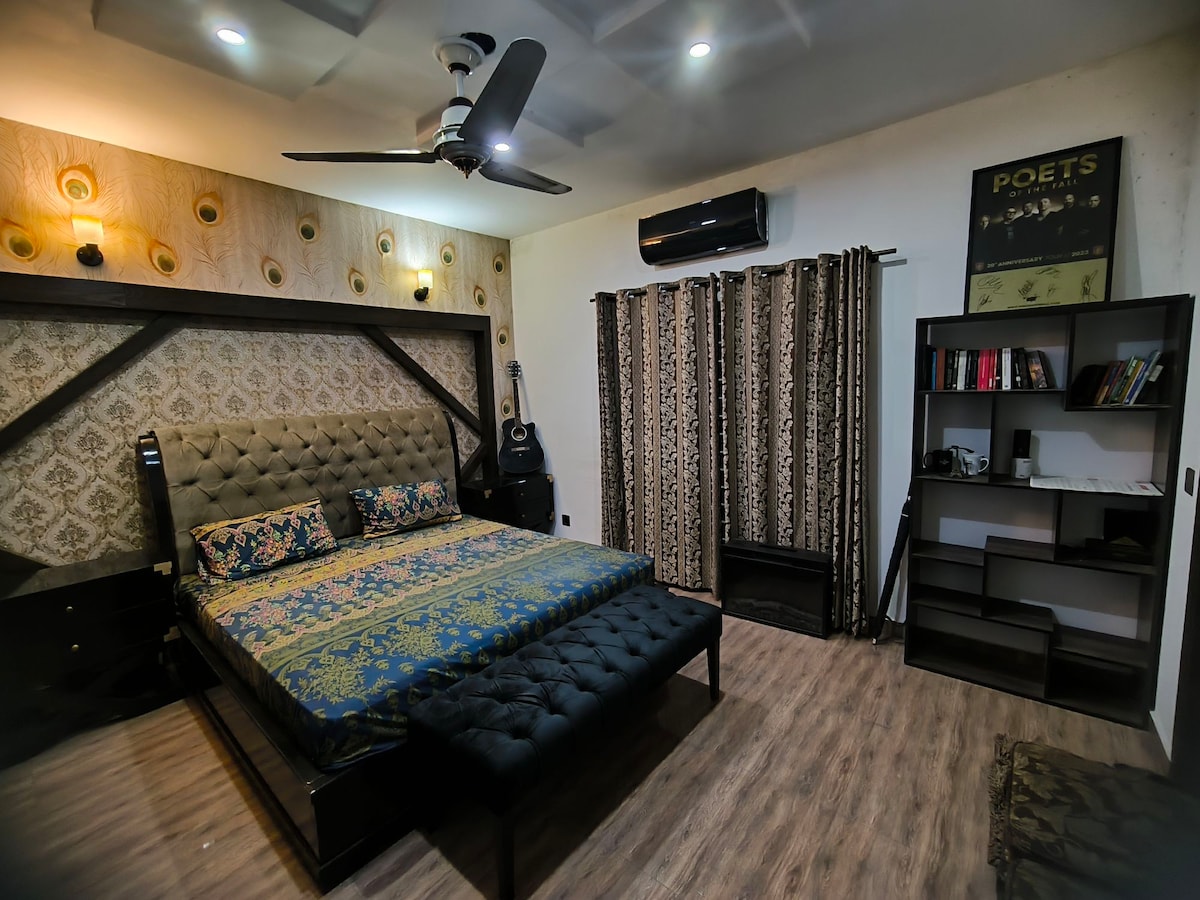 1 Luxury Kingsize Bedroom with Kitchen & Gym room