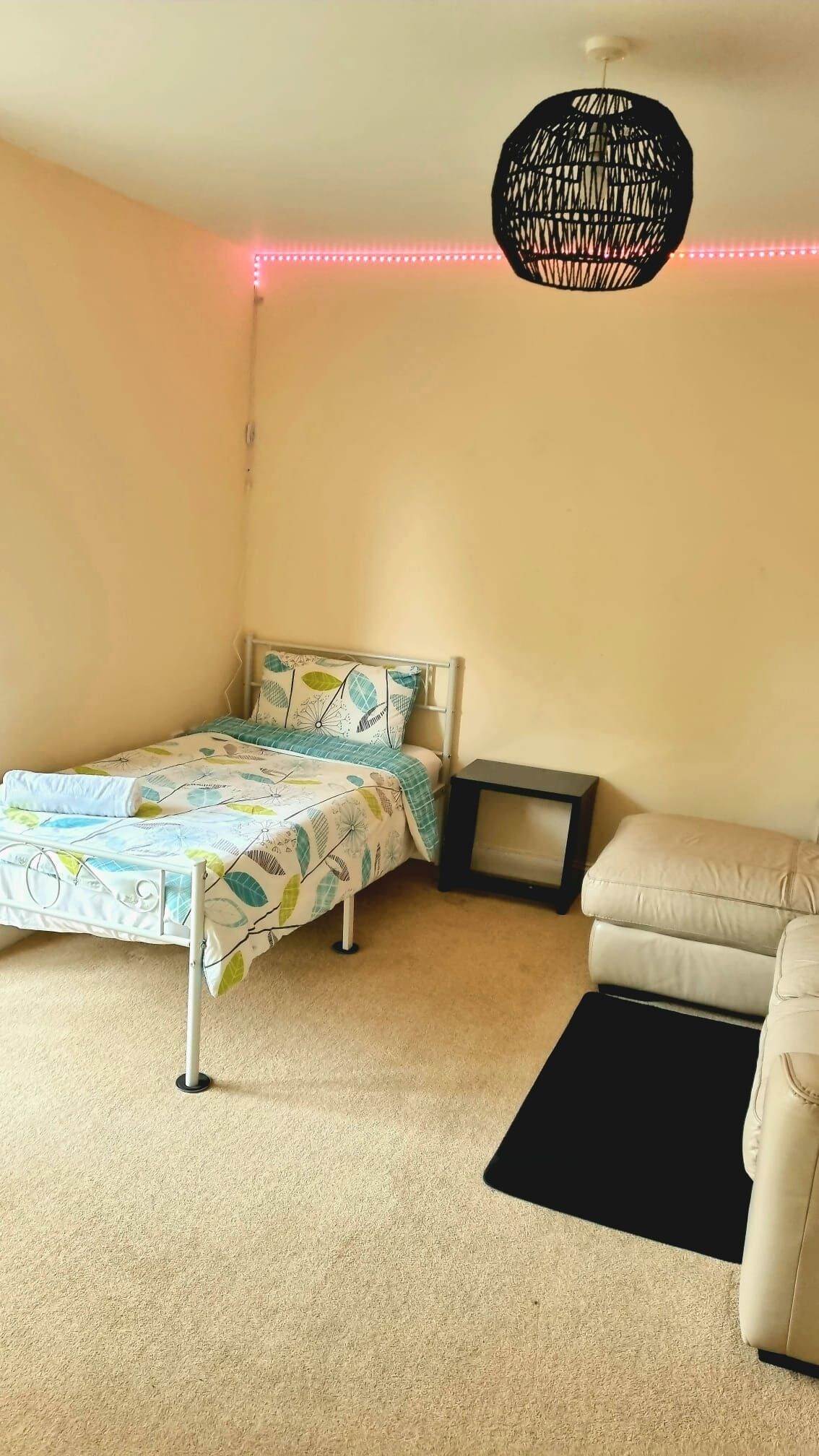 Spacious Single bedroom in a Friendly Family Home