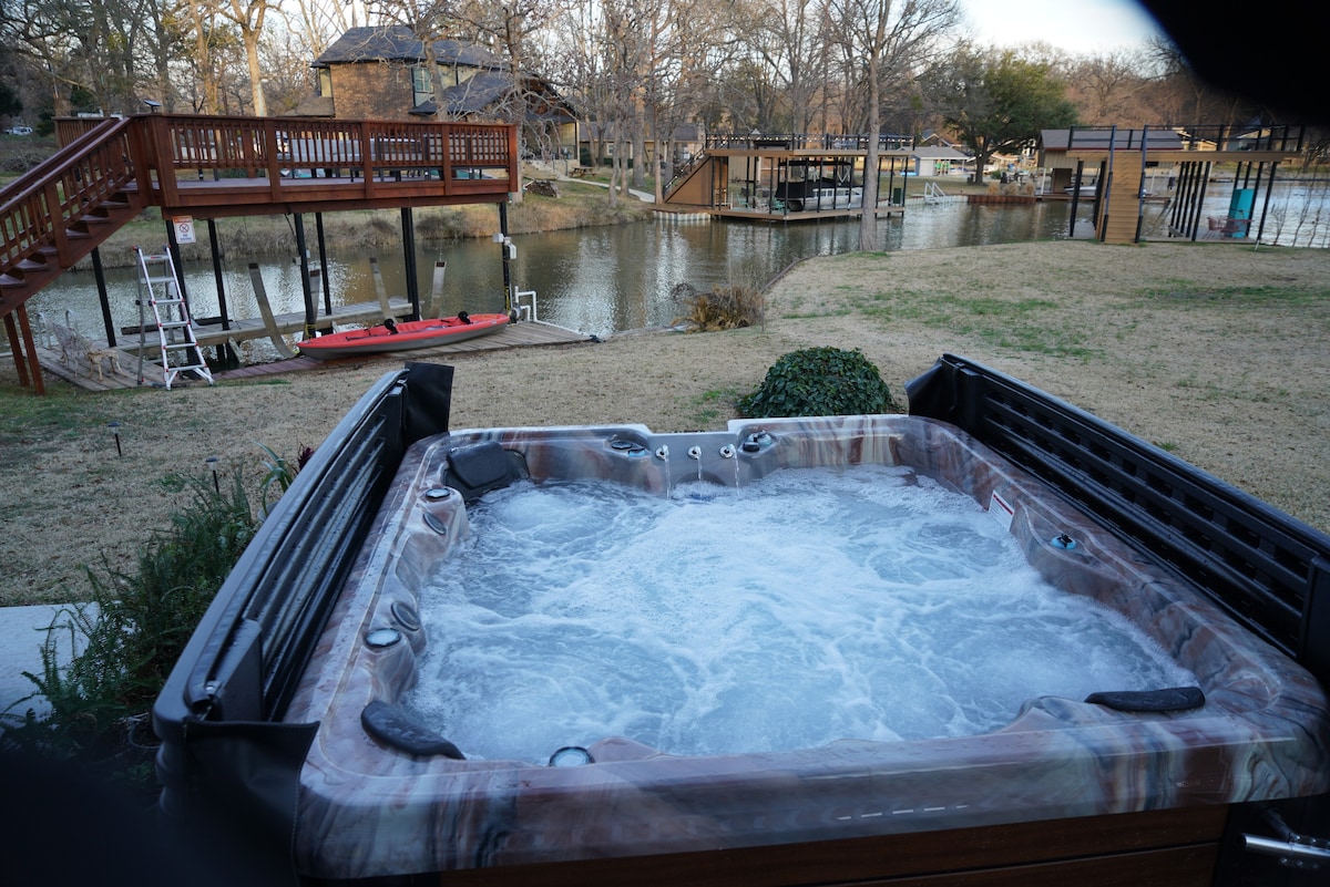 Lakefront luxury hot tub boat dock firepit kayak