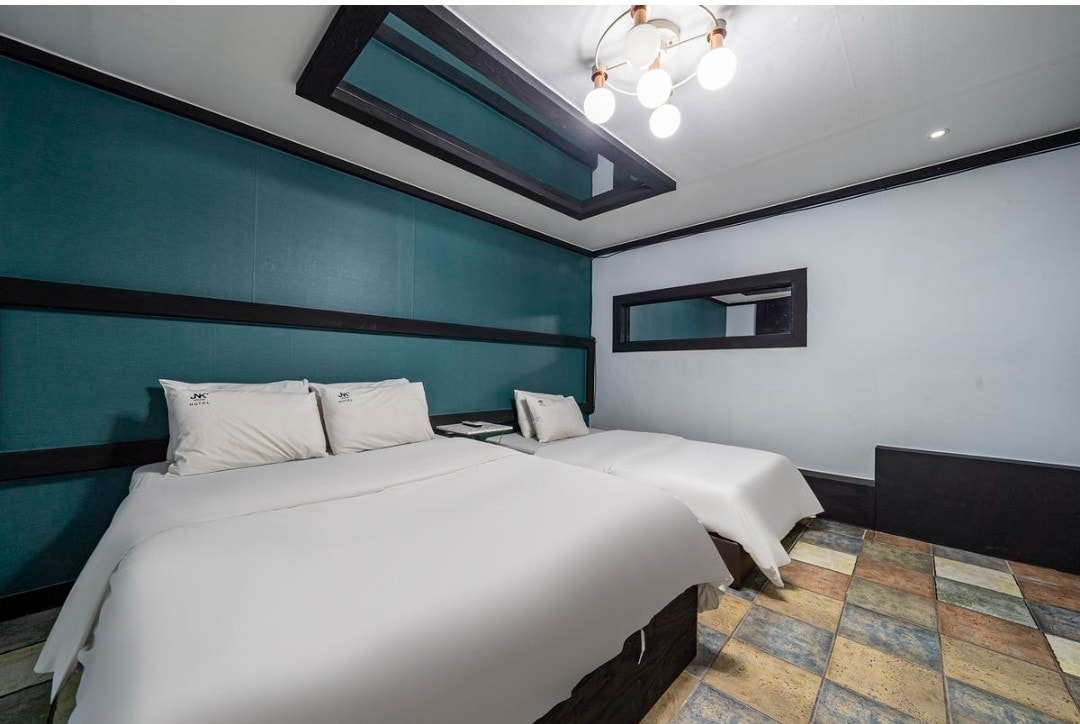 JNK酒店高级单人床，配备2张床和2台个人电脑