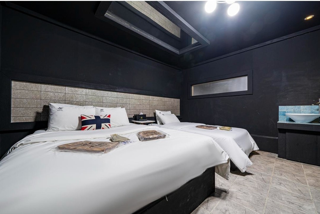 JNK酒店高级单人床，配备2张床和2台个人电脑