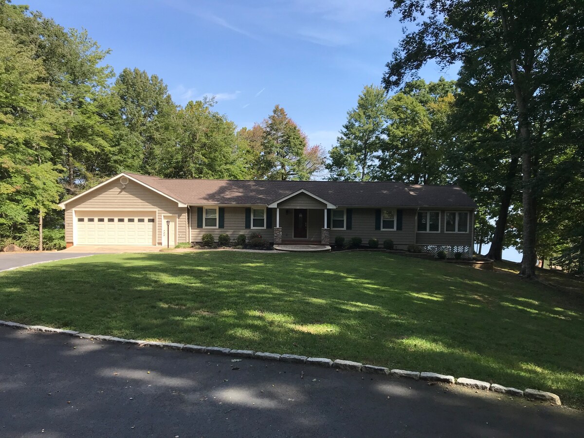 Beautiful lake front home w/dock