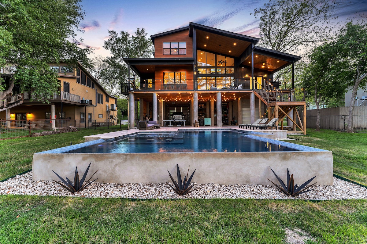 Modern Waterfront Oasis 
Amazing Pool
Hot Tub