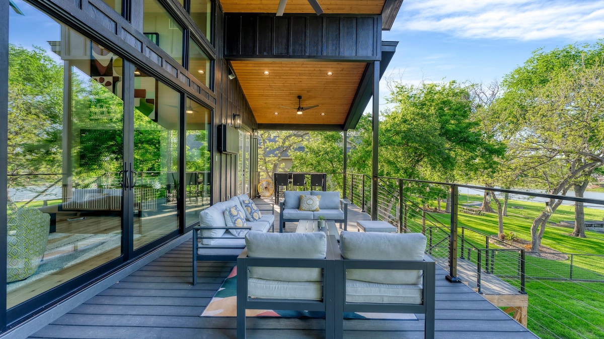 Modern Waterfront Oasis 
Amazing Pool
Hot Tub