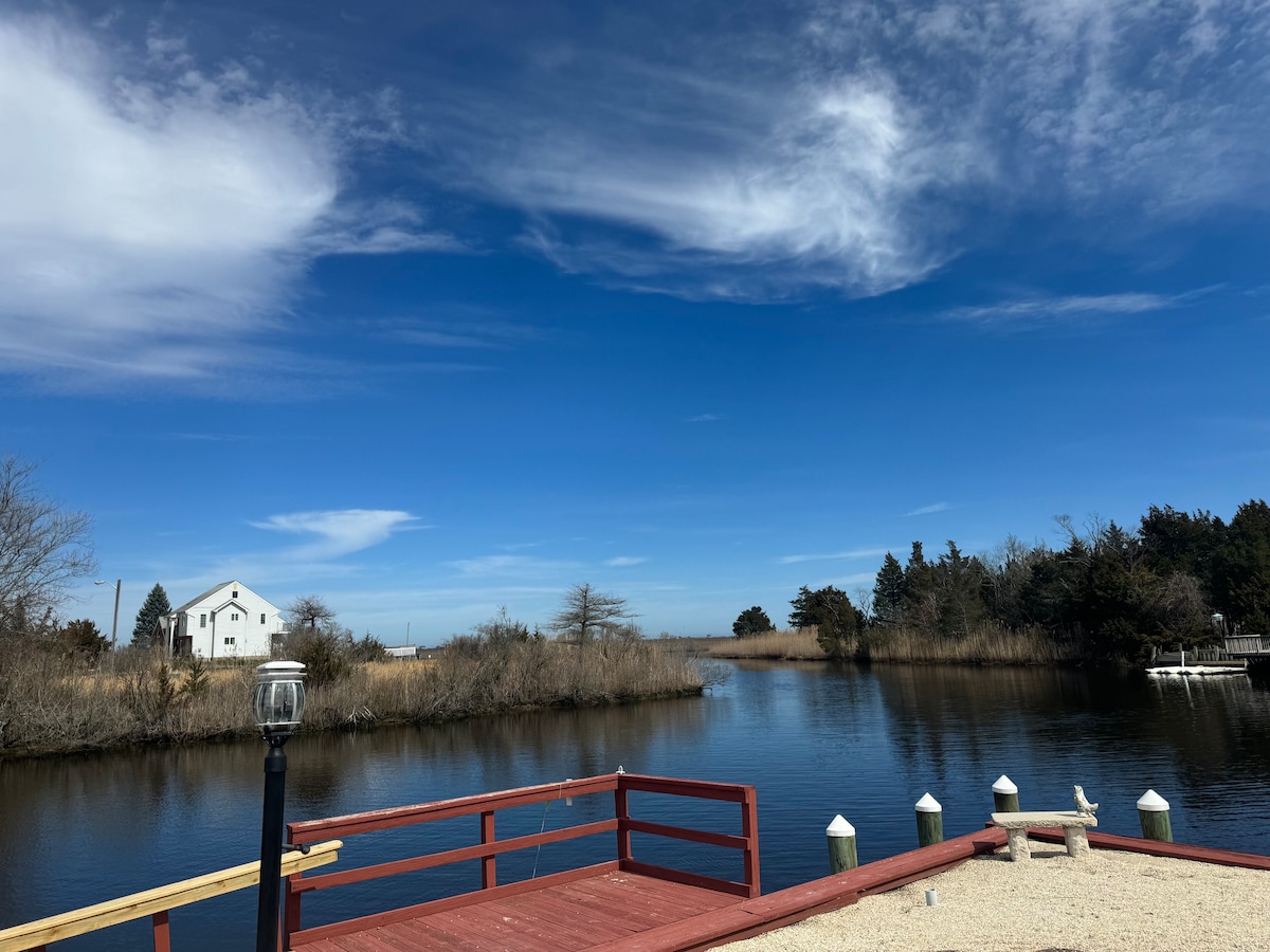 Scenic Waterfront Home Peaceful at Sea Meadow