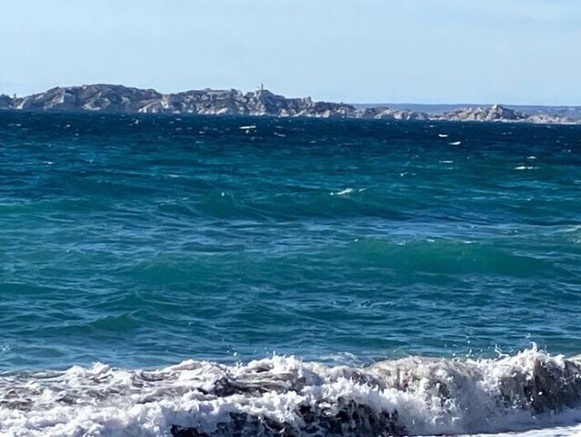 Cabanon pieds dans l’eau.