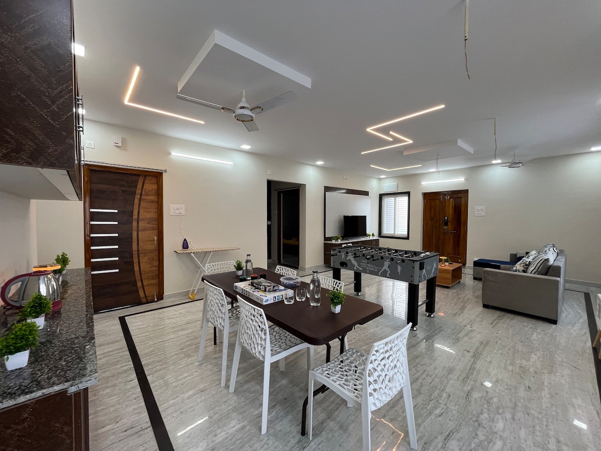 Family Haus: Luxurious AC 3BHK - Foosball, 50’TV