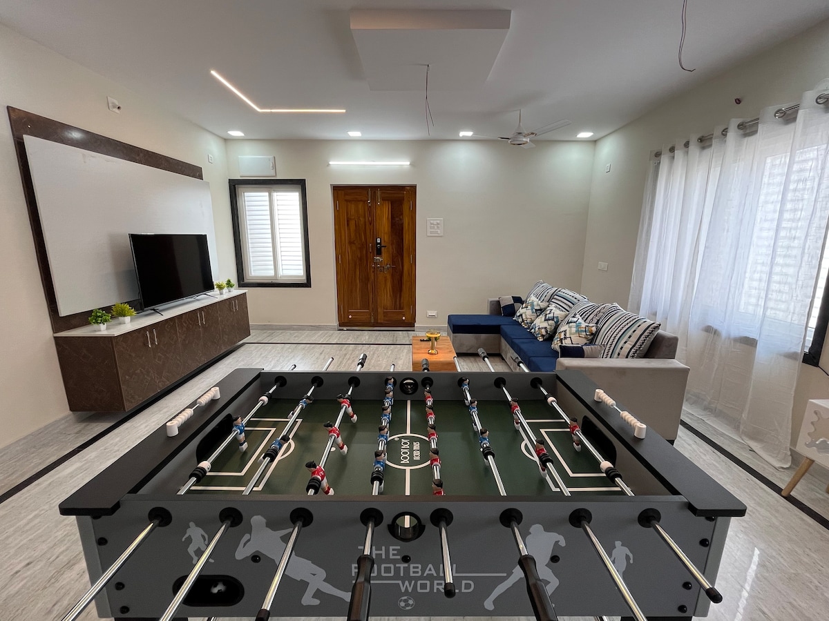 Family Haus: Luxurious AC 3BHK - Foosball, 50’TV