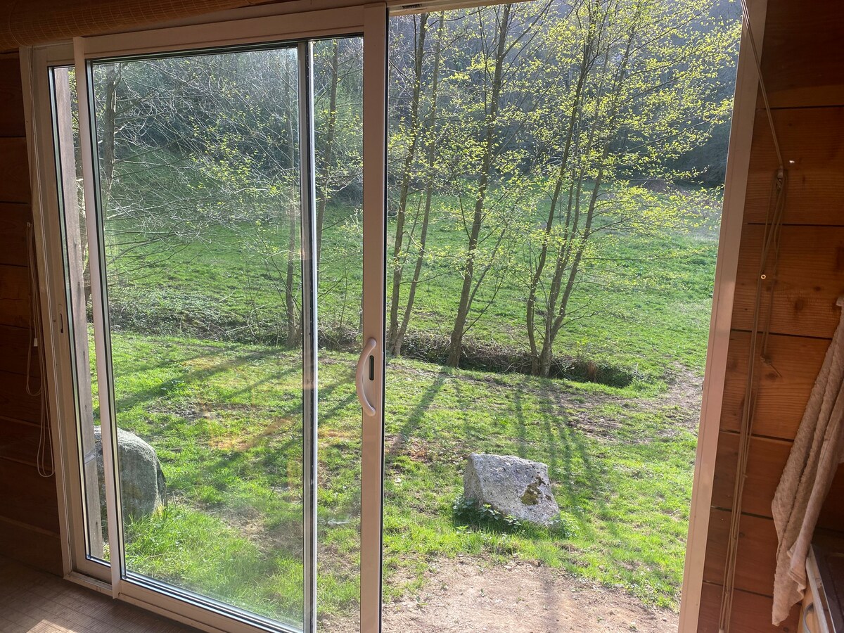 Cabane insolite dans les bois !