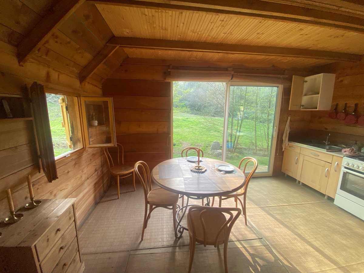 Cabane insolite dans les bois !