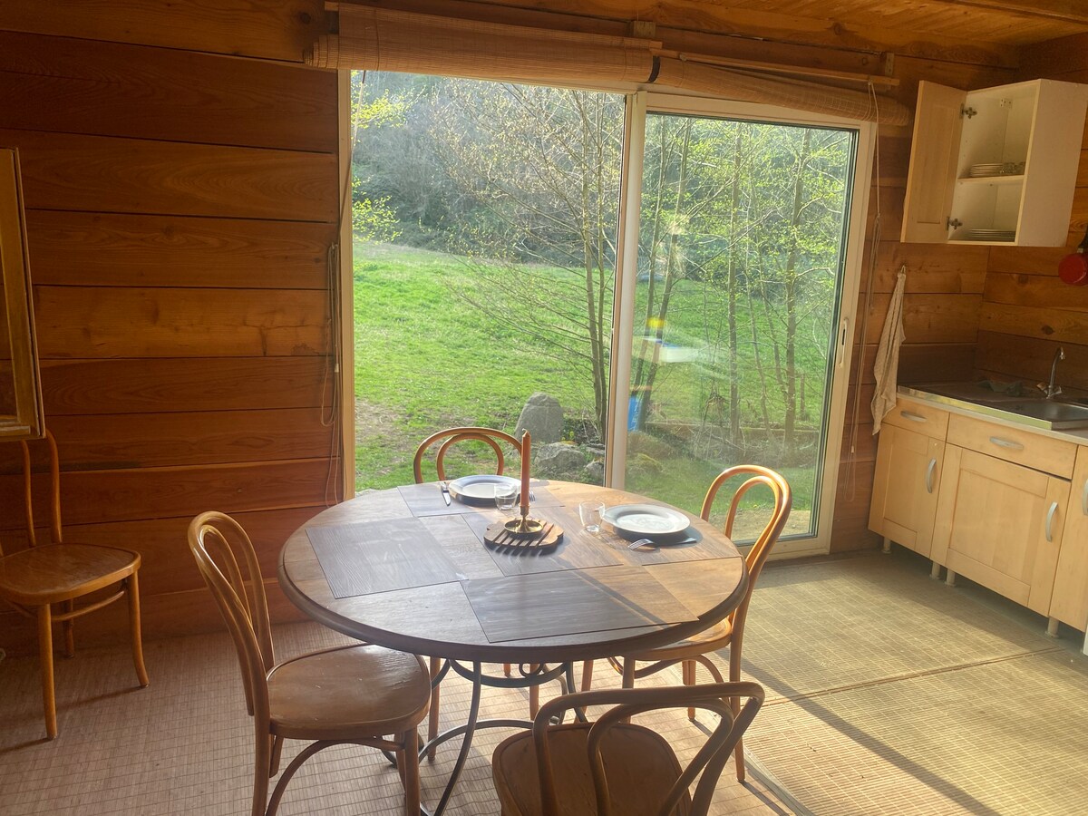 Cabane insolite dans les bois !