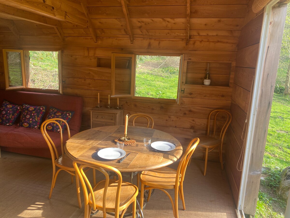 Cabane insolite dans les bois !