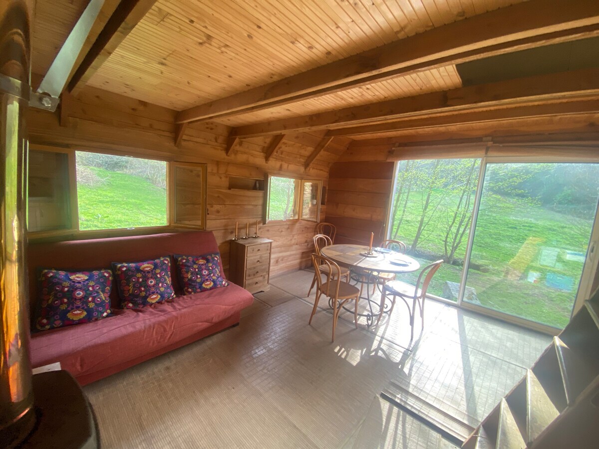 Cabane insolite dans les bois !