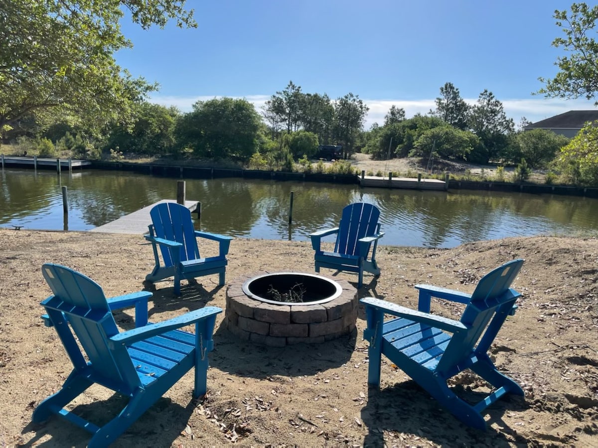 Beautiful home on the canal in the 4X4 of Corolla!