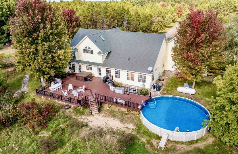 Country Estate w Pool & Hot Tub!