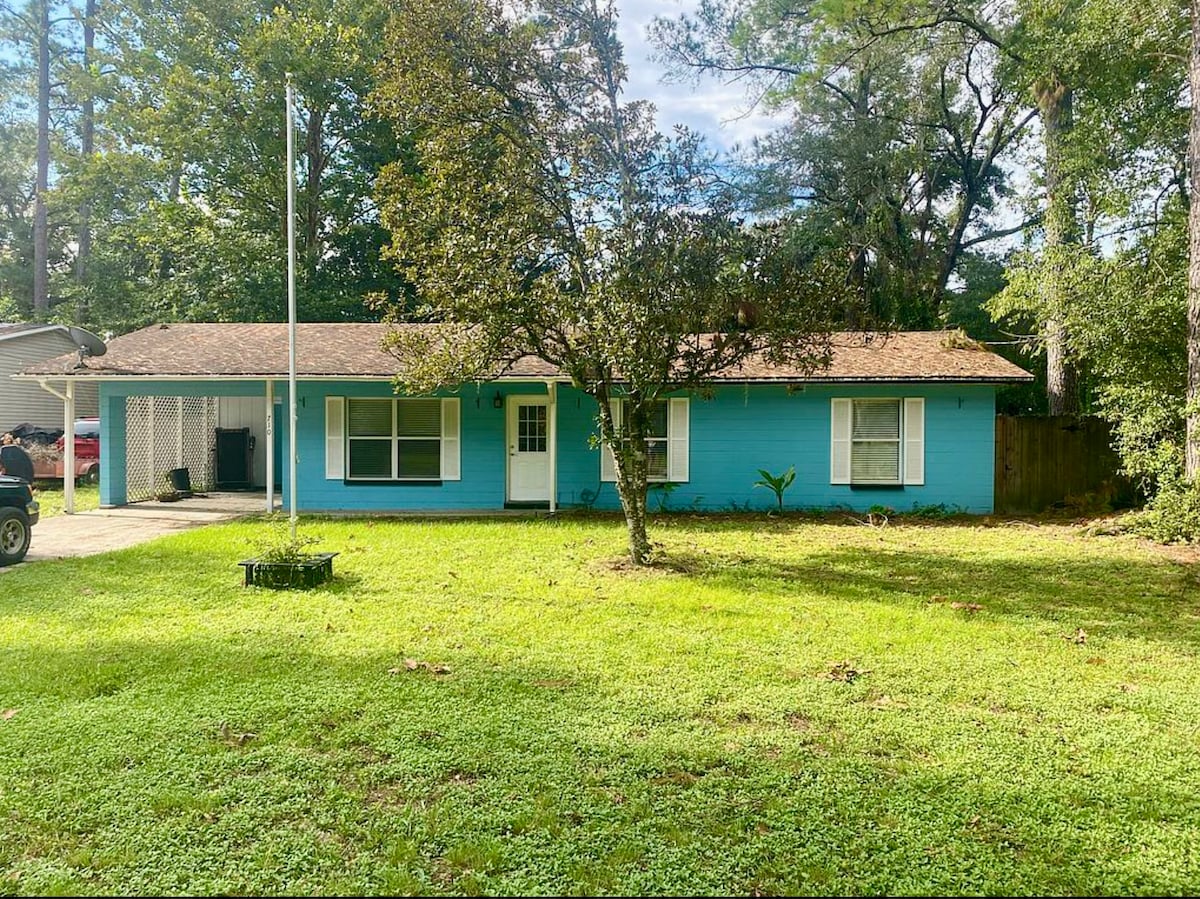 Cozy home with fenced backyard!