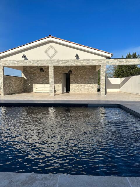Maison et dépendance piscine