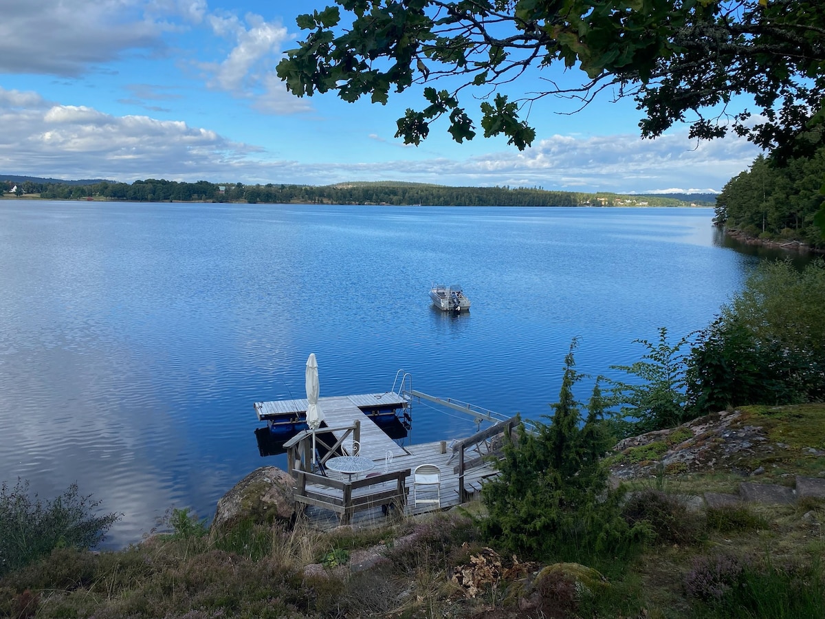 Idylliskt sommarhus vid sjön Sommen.