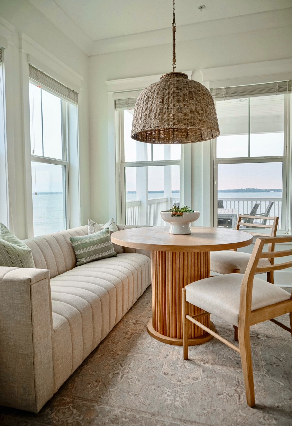 Pearl Hideaway- Luxurious Waterfront Home