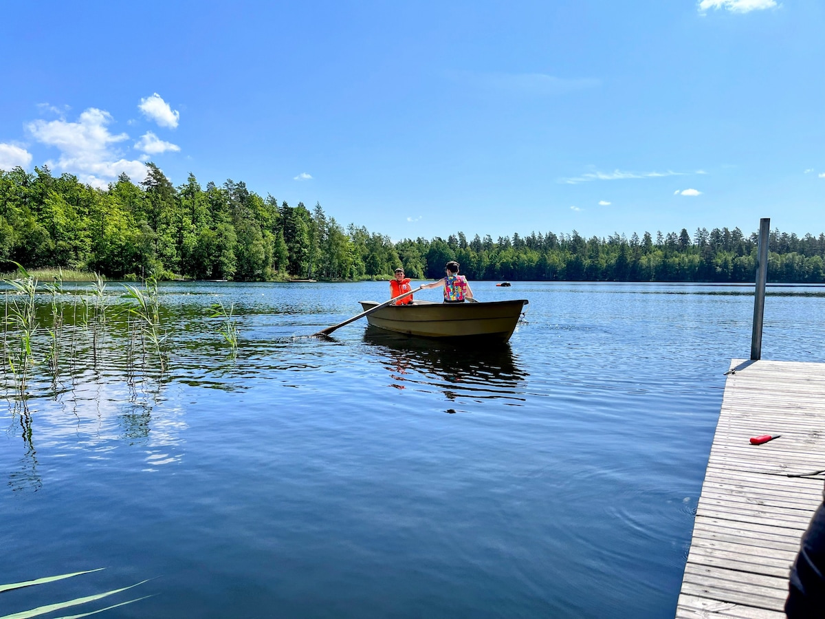 Naturnära, mysig stuga belägen vid sjö