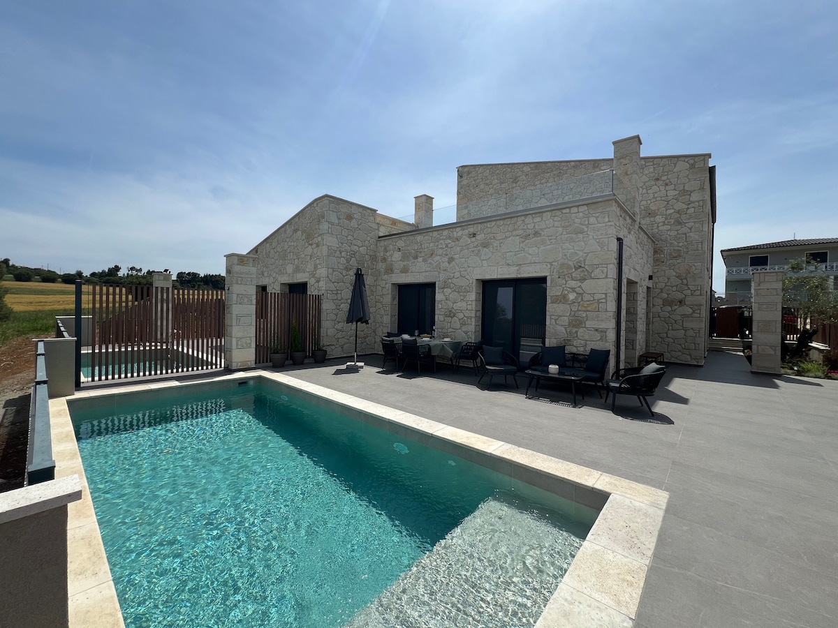 Exclusive new villa with private pool - 4BR