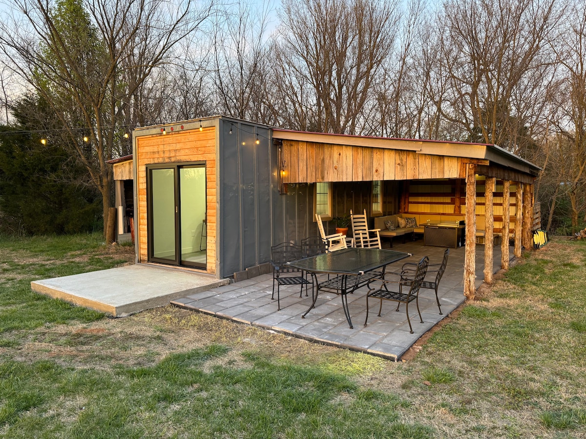 Modern Glamping Container Close To Springfield