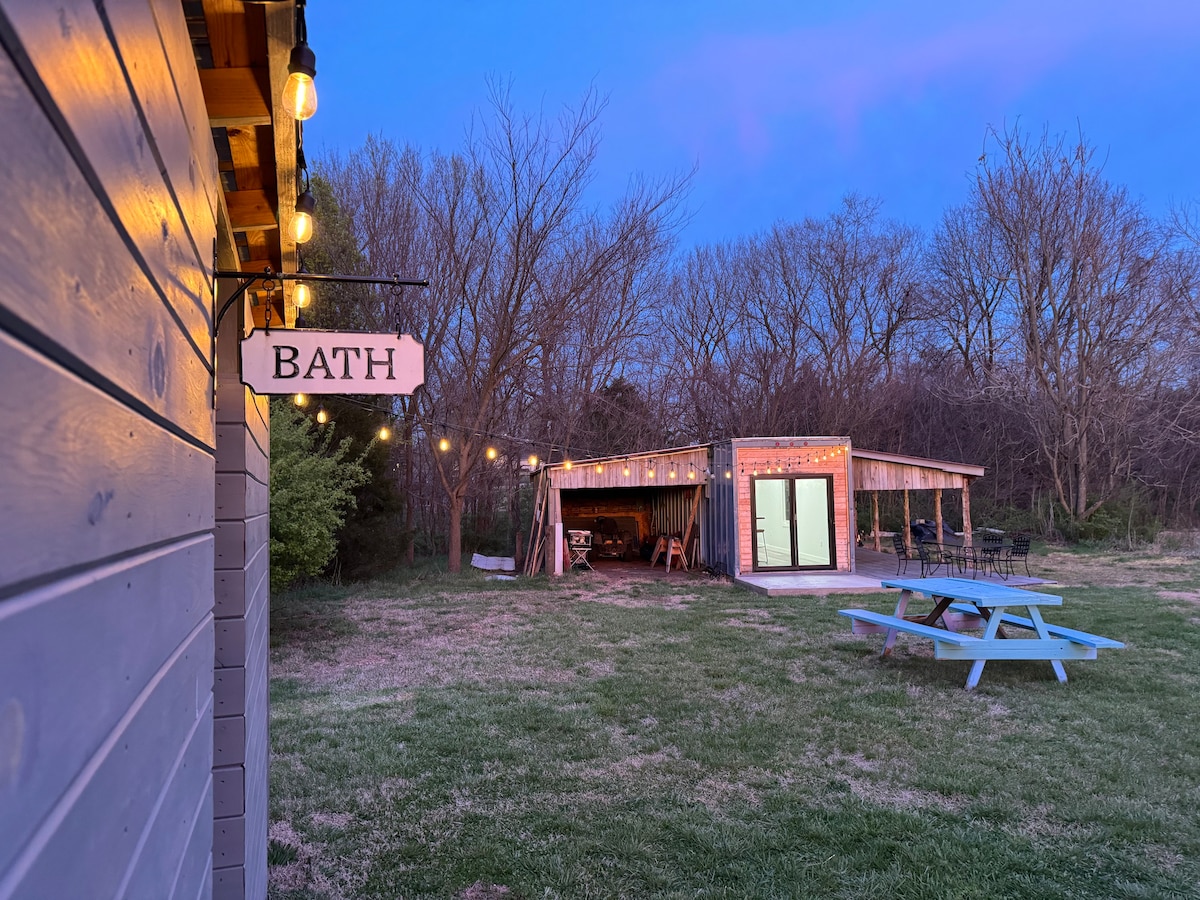 Modern Glamping Container Close To Springfield