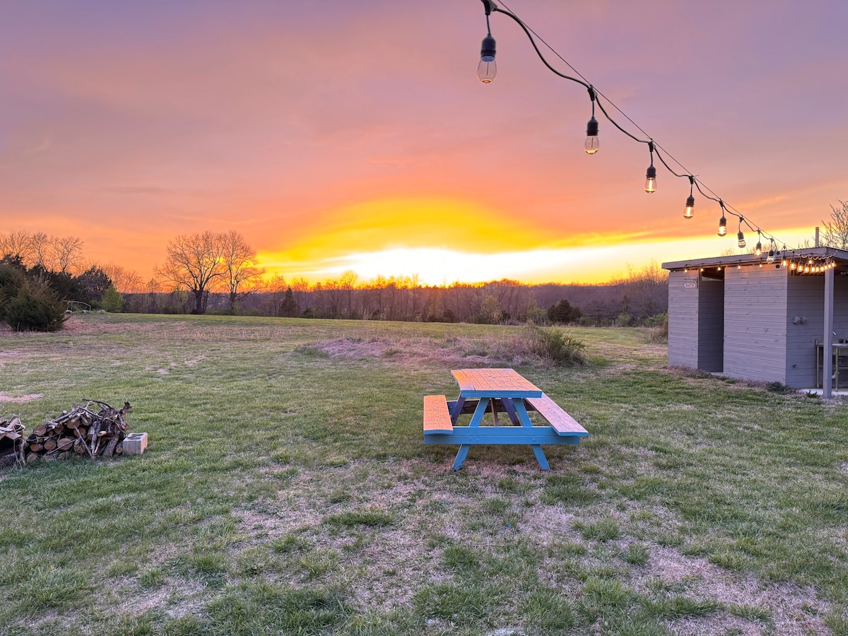 Modern Glamping Container Close To Springfield